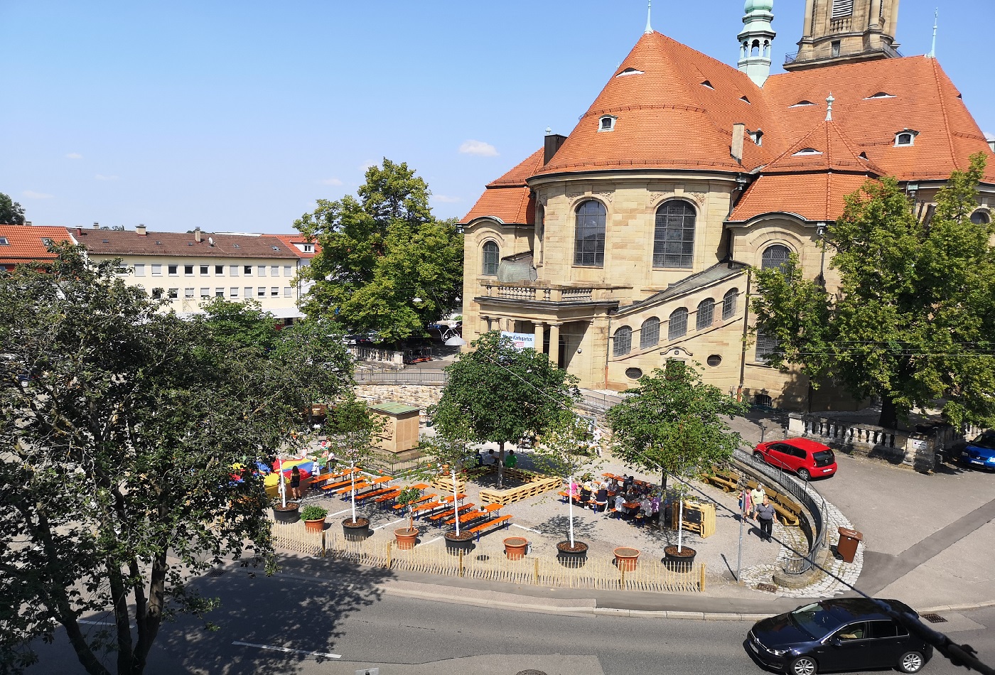 Teile des Karlsplatzes wurden zum Pop-Up-Karlsgarten 