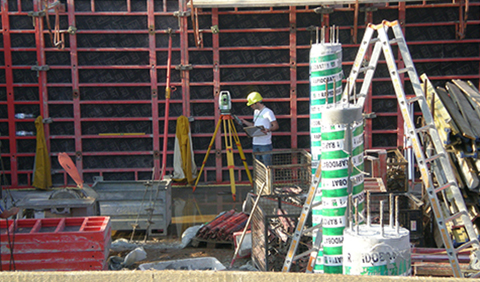 Foto von einem Vermesser bei der Überwachung der Bauausführung