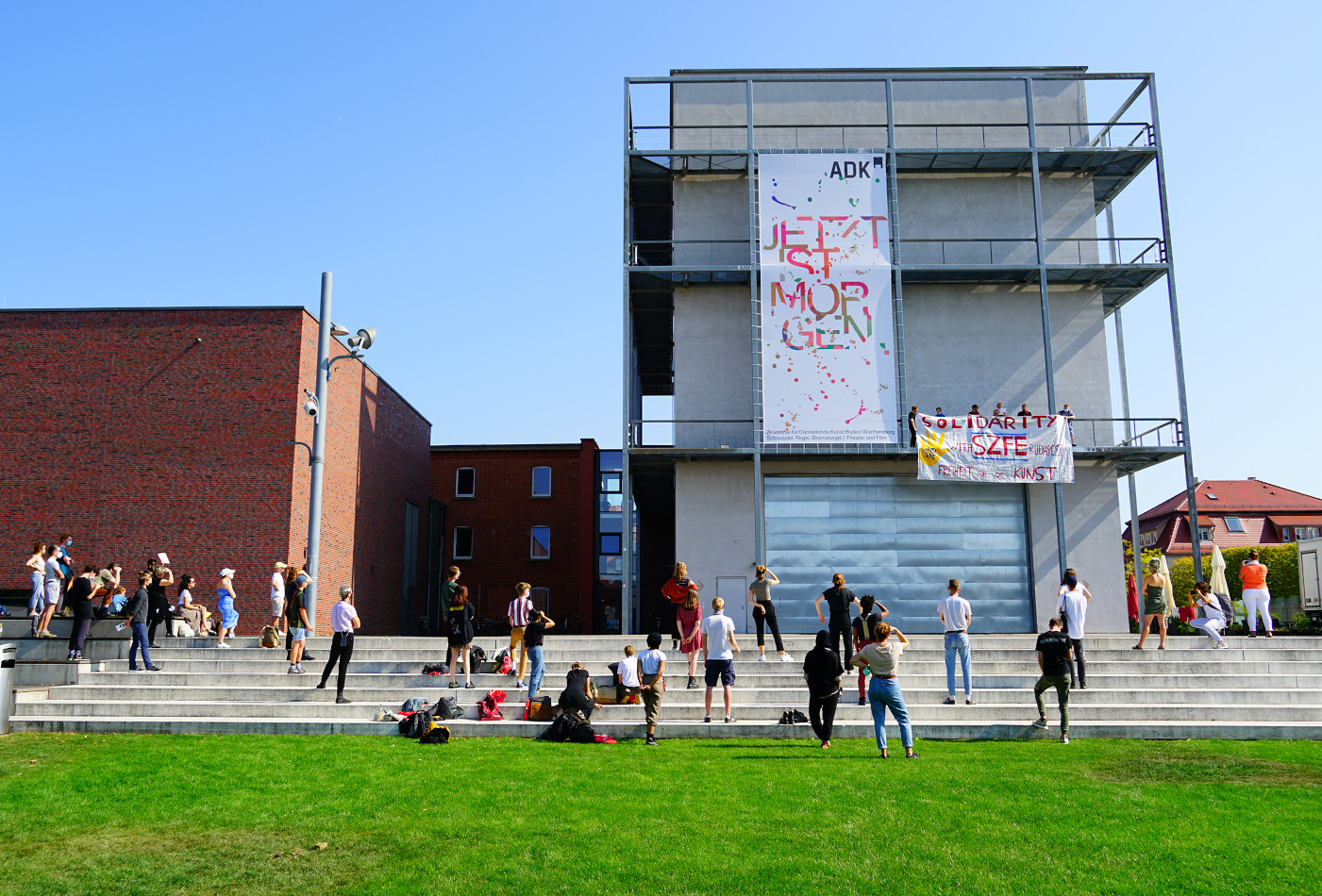 Der Akademieturm mit Studierenden der ADK