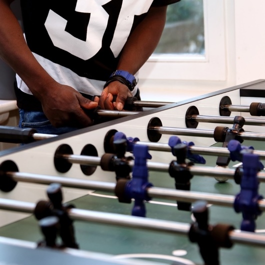 Tischkicker – zu Angeboten für Kinder und Jugendliche