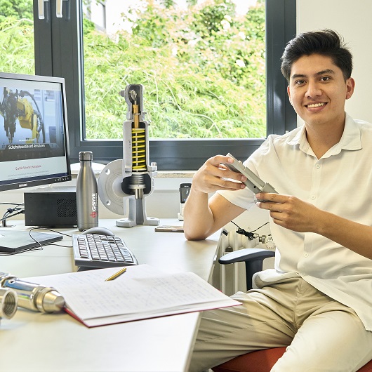 Junger Mann am Arbeitsplatz beim Fachpraktikum