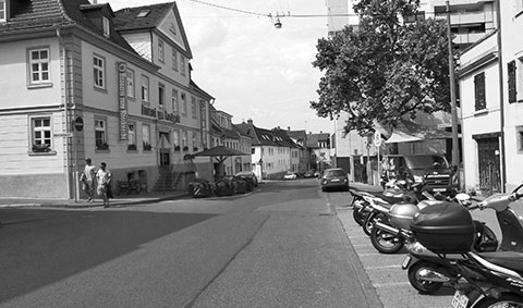 Körnerstraße vorher: Übergang auf den Reithausplatz
