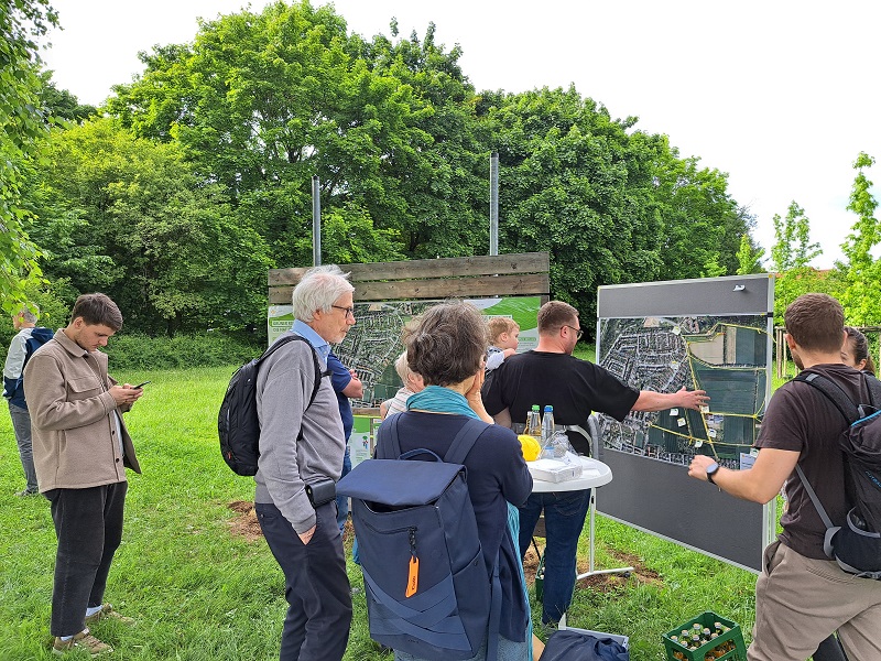 Personen schauen Informationstafeln an