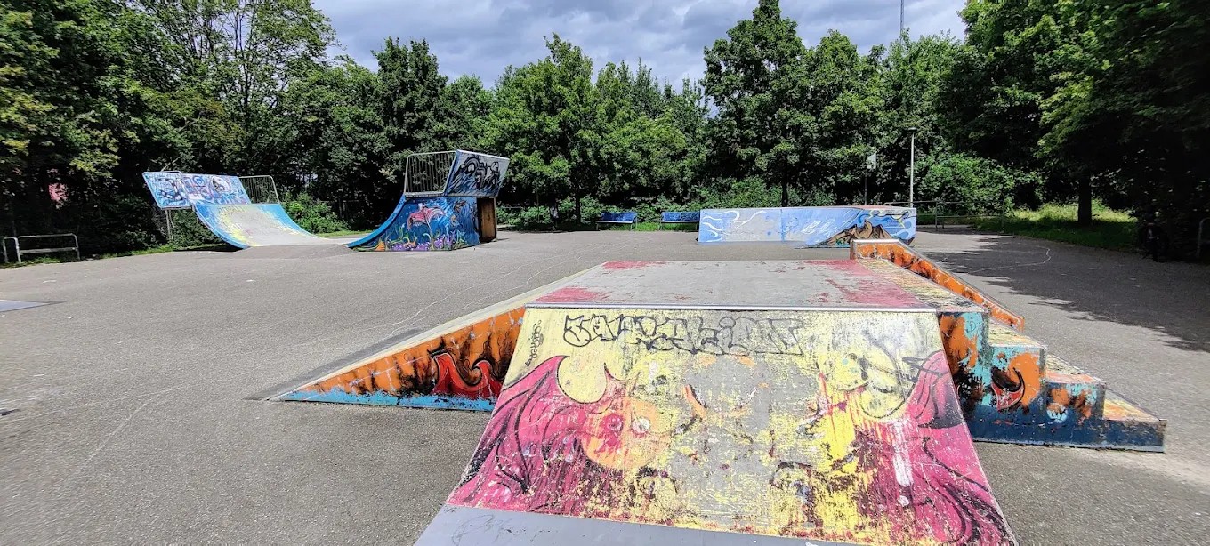 Bunt gemalten Skater-Rampen