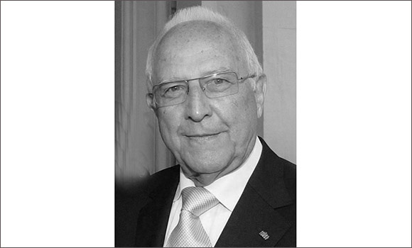 Portrait-Bild von Otfried Ulshöfer in schwarz-weiß. 
