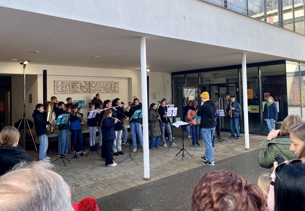 Chor mit Dirigent singt vor Publikum