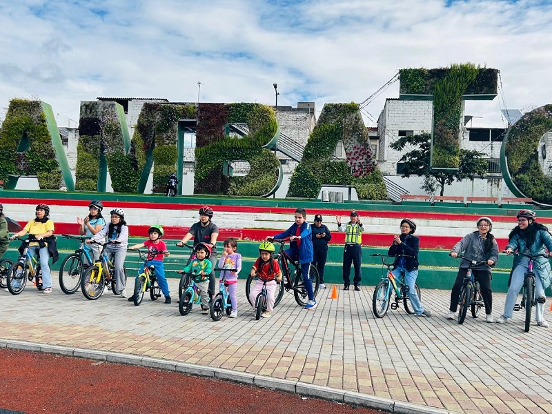 Kinder und Jugendliche mit Fahrrädern in Ambato