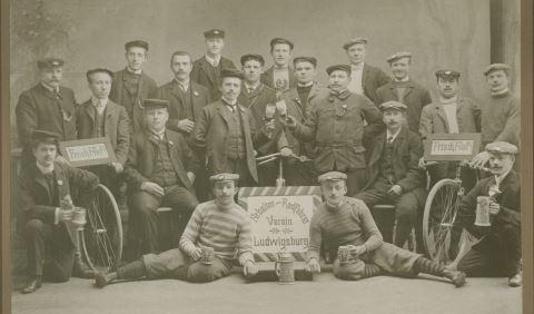 altes Gruppenfoto vom Arbeiter-Radfahrer-Verein um 1910