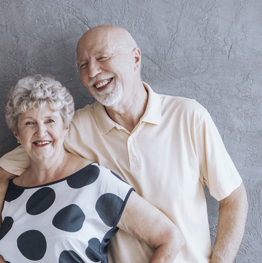 fröhliches Seniorenpaar