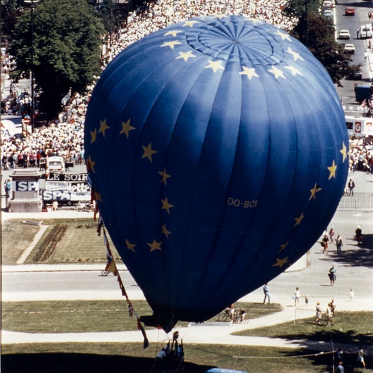 blauer Heißluftballon mit dem symbolischen Kreis aus gelben Sterne der EU