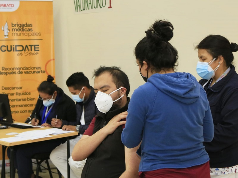 Coronaprävention in Ambato - Menschen beim Impfen