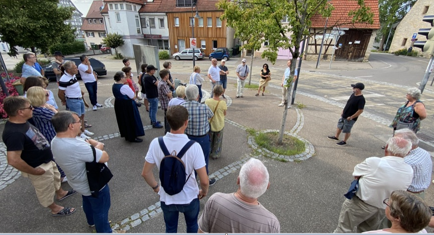 Im Sommer besuchte Oberbürgermeister Dr. Matthias Knecht Poppenweiler und stand beim Stadtteilspaziergang für Fragen und Anregungen zur Verfügung. 