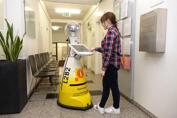 Roboter L2B2 im Bürgerbüro der Stadt Ludwigsburg