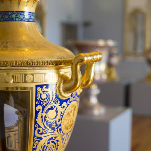 Nahaufnahme einer goldenen Vase im Keramikmuseum.