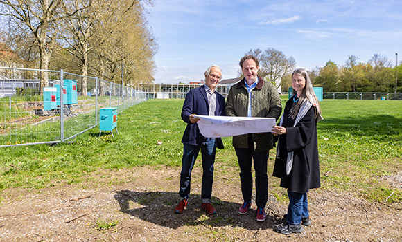 OB Dr. Matthias Knecht, Thomas Brändle und Veronica Schneider halten einen Plan in der Hand.