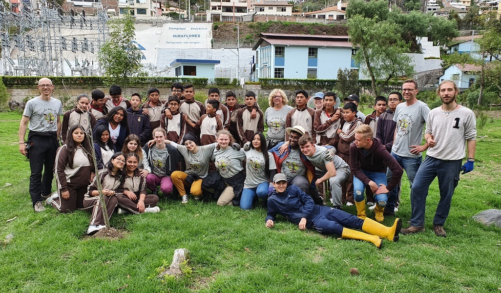 Gruppenfoto Schüler*innen und Lehrkräfte