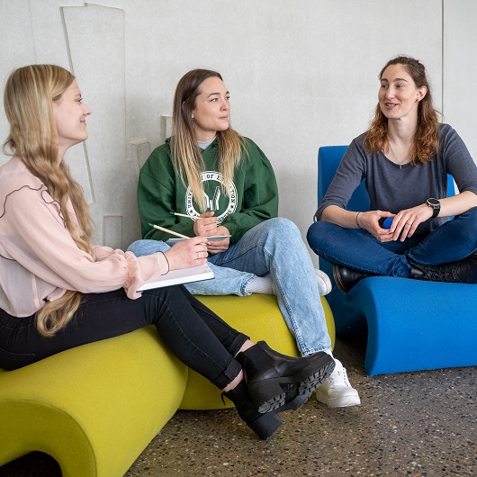 Pädagogischer Austausch der Hochschulen - drei Studierende unterhalten sich