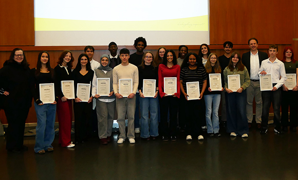 Gruppenbild mit den Mitgliedern des Jugendgemeinderat, Oberbürgermeister Dr. Matthias Knecht und Erster Bürgermeisterin Renate Schmetz.