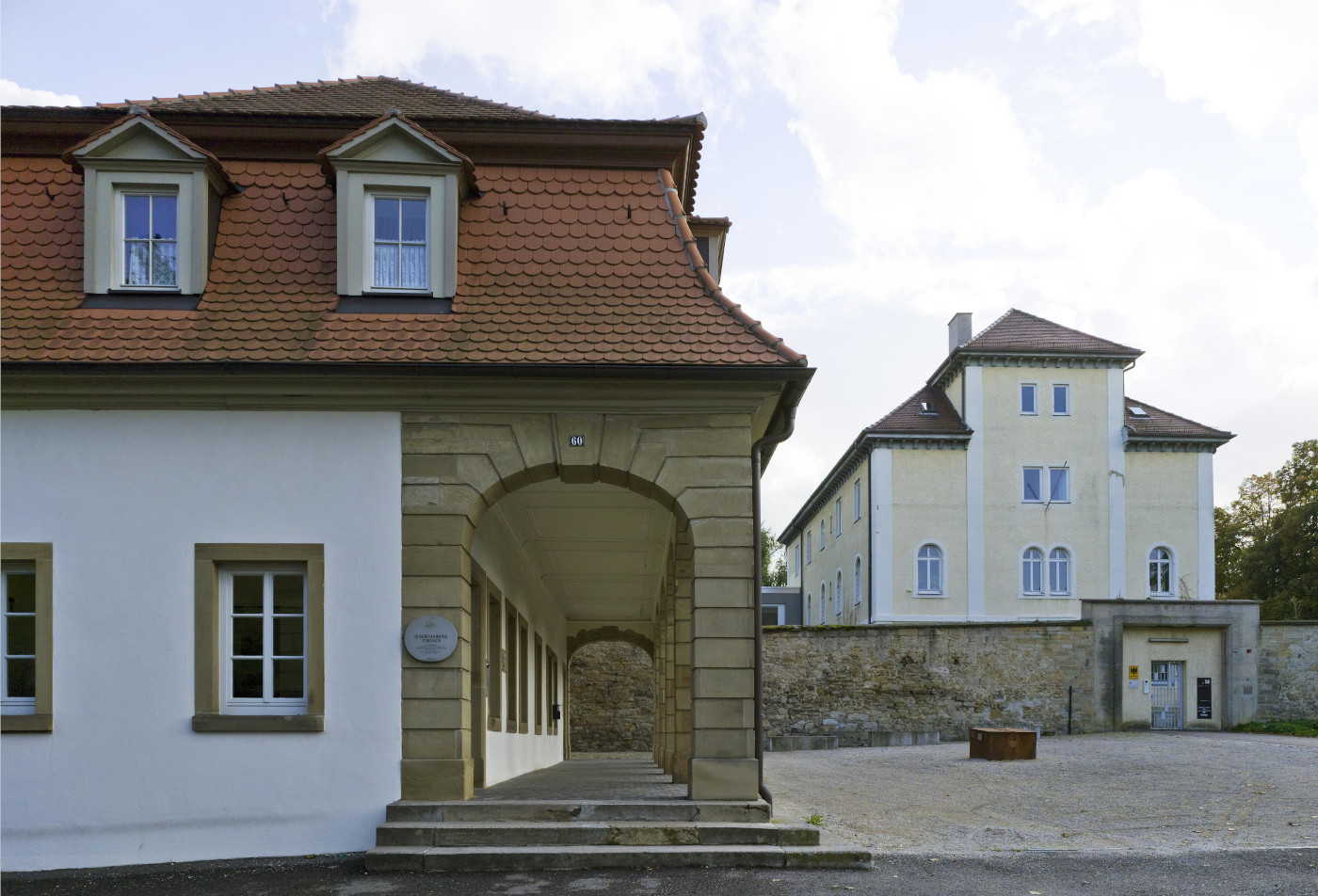 Dienststelle des Bundesarchivs in Ludwigsburg mit Schorndorfer Torhaus im Vordergrund