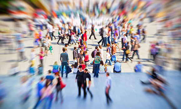 Symbolbild mit vielen Menschen auf einem Platz.