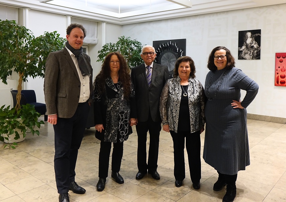Oberbürgermeister Dr. Matthias Knecht (links) steht gemeinsam mit den drei Geehrten der Ludwigsburg-Medaille und Erster Bürgermeisterin Renate Schmetz (rechts). Alle fünf Personen stehen nebeneinander, lächeln in die Kamera und tragen festliche Kleidung.