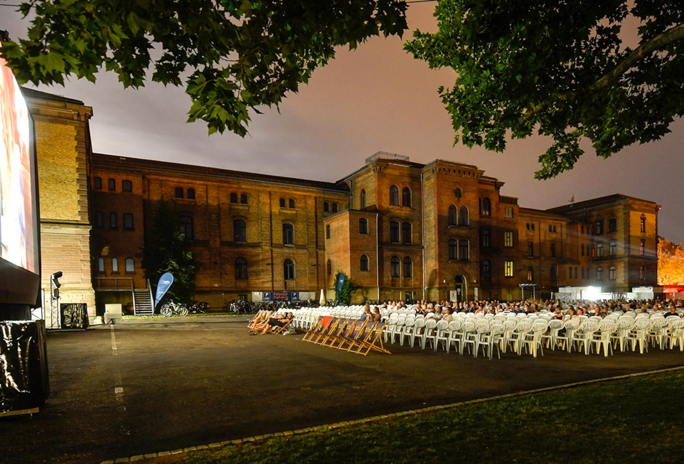 Das Sommernachts Open Air Kino im Innenhof der Karlskaserne