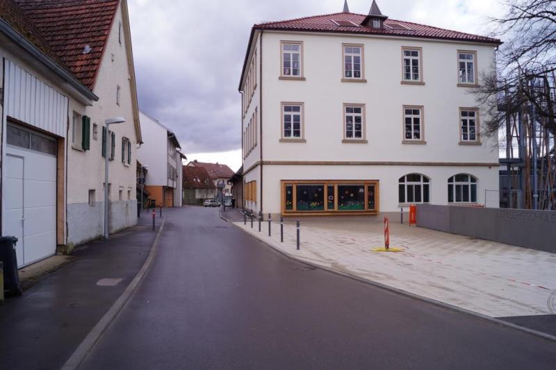 Öffentliche Ordnungsmaßnahme: Platzgestaltung vor der Lembergschule. 