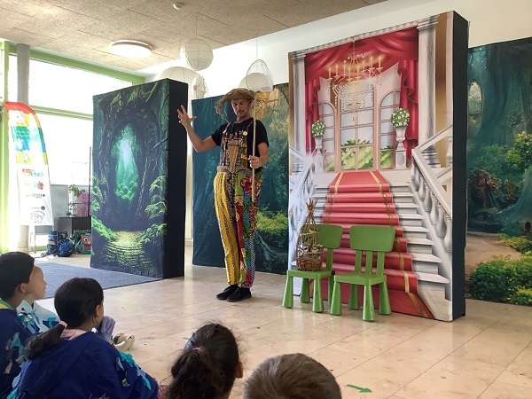 Bühnenbild und Schauspieler in Kostüm