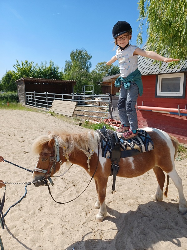 Kind steht auf einem Ponny , Projekt der Osterholzschule Ludwigsburg