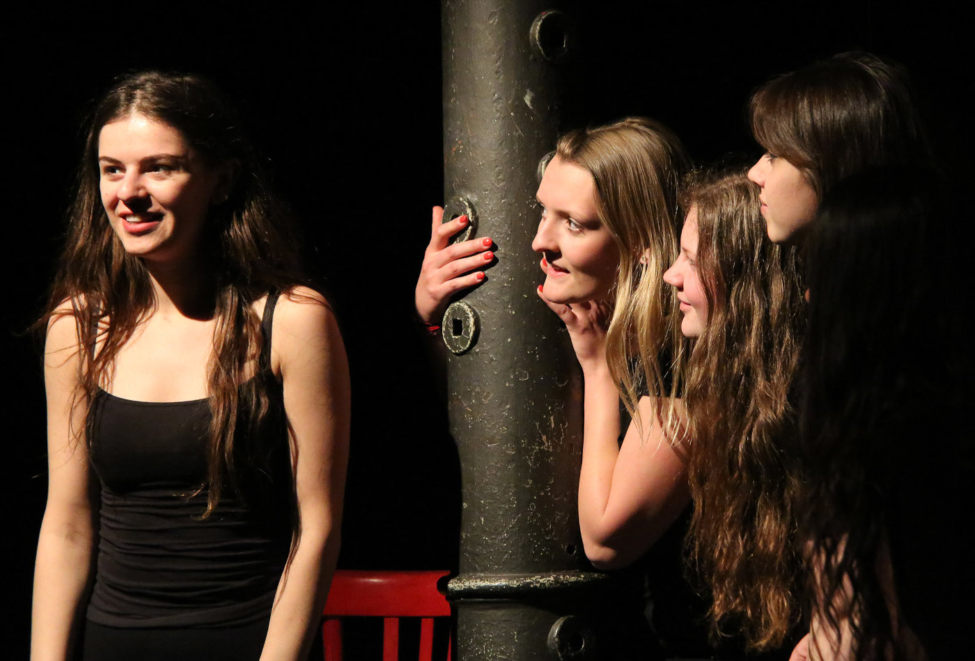 Vier Mädchen stehen auf einer Bühne.