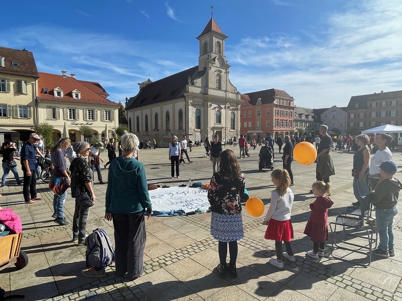 Pioneers of Change bei "Standing with the Earth" auf dem Marktplatz