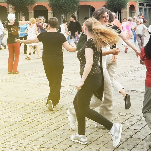 Tanzende Menschen auf dem Marktplatz