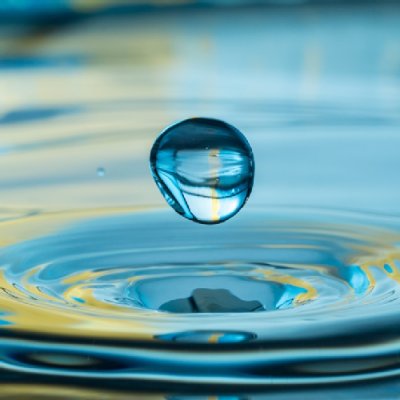 Wassertropfen der in Wasser fällt