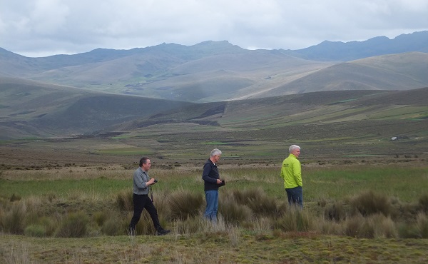 drei Personen laufen durch die Landschaft von Ambato