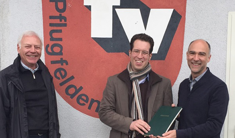 Übergabe Unterlagen des TV Pflugfelden an das Stadtarchiv, Von links nach rechts im Bild: Heinz Schopf, Dr. Simon Karzel und Martin Müller
