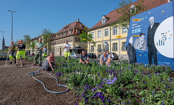 Gärtner*innen vor der Sommerdeko.