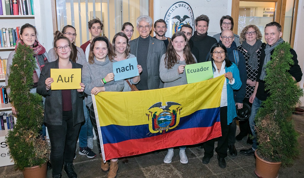 Schüler*innen halten Flagge von Ecuador und Schilder mit dem Text "Auf nach Ambato"