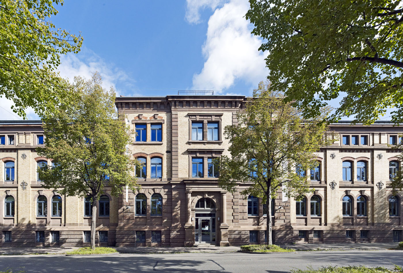 Außenansicht des Hauptgebäudes der Karlskaserne, in der die Jugendmusikschule beheimatet ist.