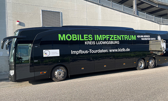 Schwarzer Reisebus mit der Aufschrift: Mobiles Impfzentrum Kreis Ludwigsburg - Impfbus-Tourdaten: www.kizlb.de