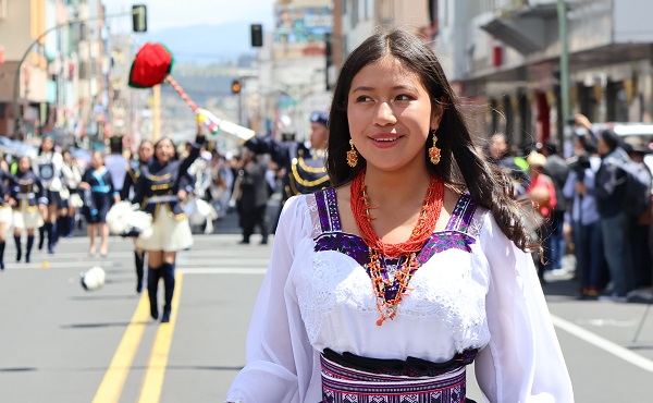 Junge Frau bei Straßenfest in Ambato