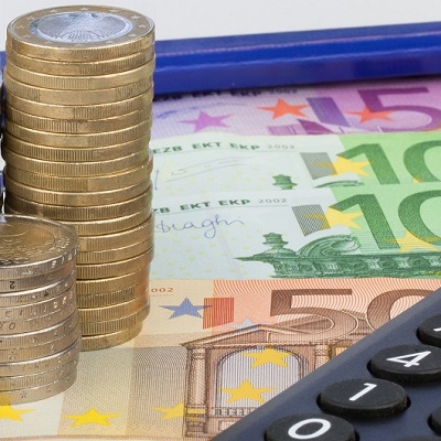 Finanzielle Hilfen für Familien Kleingeldstapel auf Geldscheinen