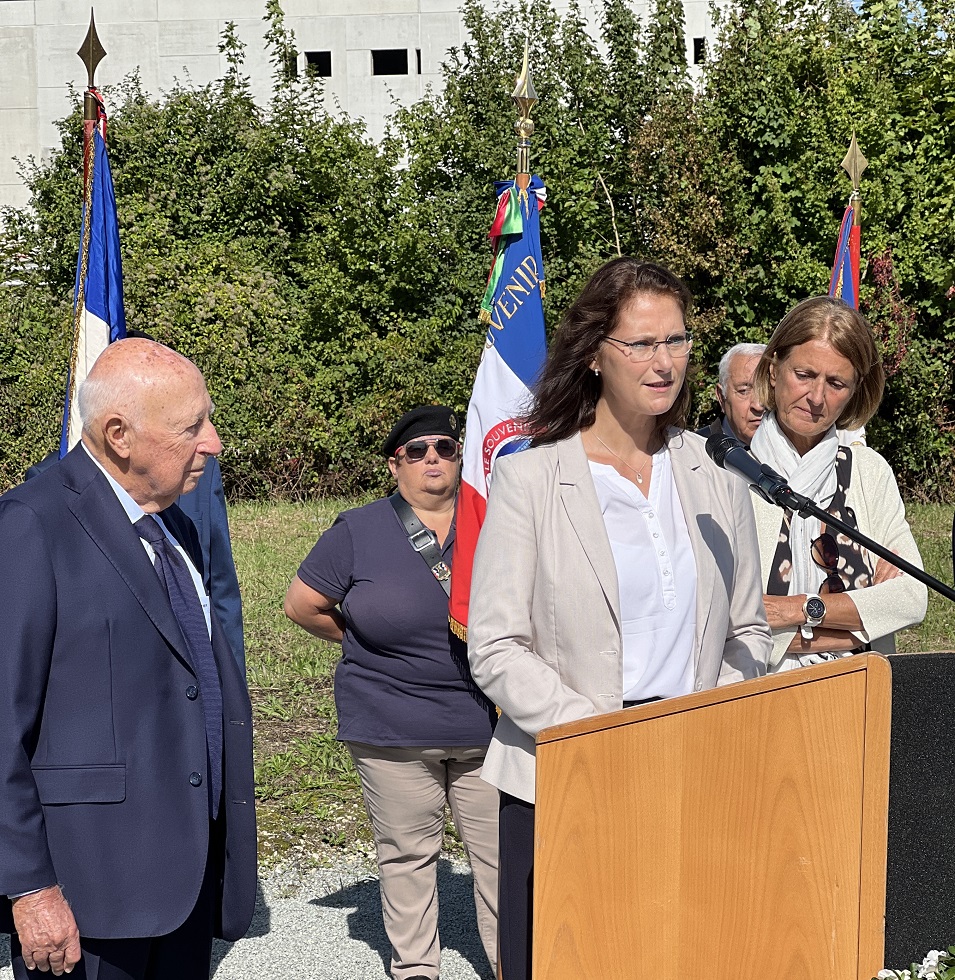 In der Mitte Bürgermeisterin Andrea Schwarz am Rednerpult, neben ihr Pierre-Michel Kahn und Montbéliards Bürgermeisterin Marie-Noëlle Biguinet.