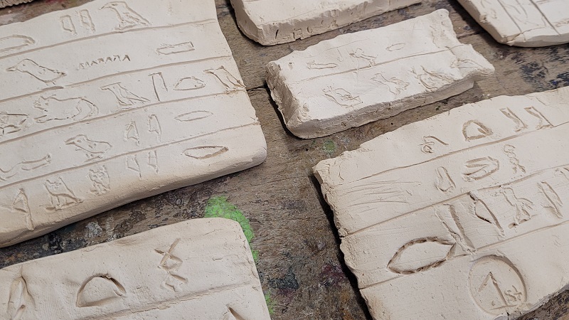 selbst getöpferte Tonstücke mit Hieroglyphen