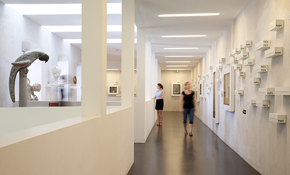 Zwei Frauen in einem Gang des Ludwigsburg Museums betrachten Ausstellungsstücke. 