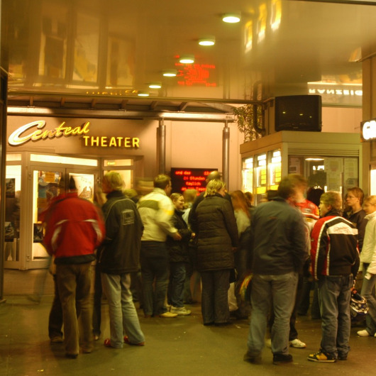 Im Eingangsbereich des Central Kinos in Ludwigsburg stehen viele Menschen.