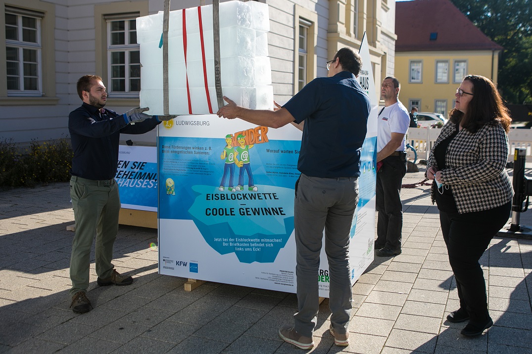 Eisblock wird in das Häuschen plaziert