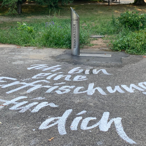 Trinkbrunnen mit Straßenkreide "Ich bin eine Erfrischung für dich."