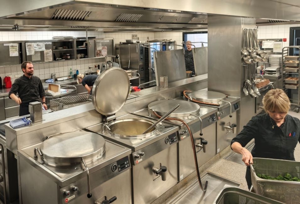 Mitarbeitende des städtischen Betriebsrestaurants in der Küche. 
