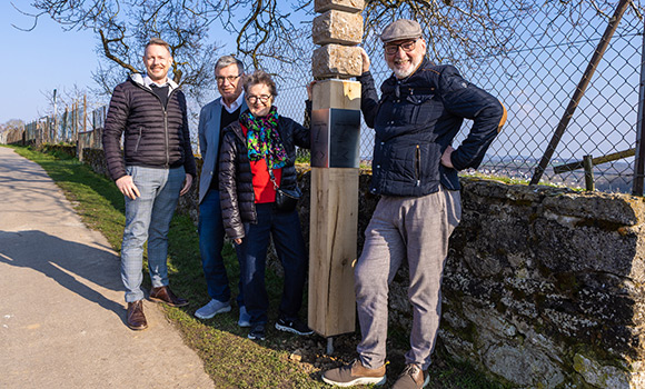 Sebastian Mannl, Rudi Veigel, Margarete Grauer und Bernd Mannsperger stehen am WengertWäg an einer Stele. Auf dieser steht: Ludwigsburger WengertWäg.