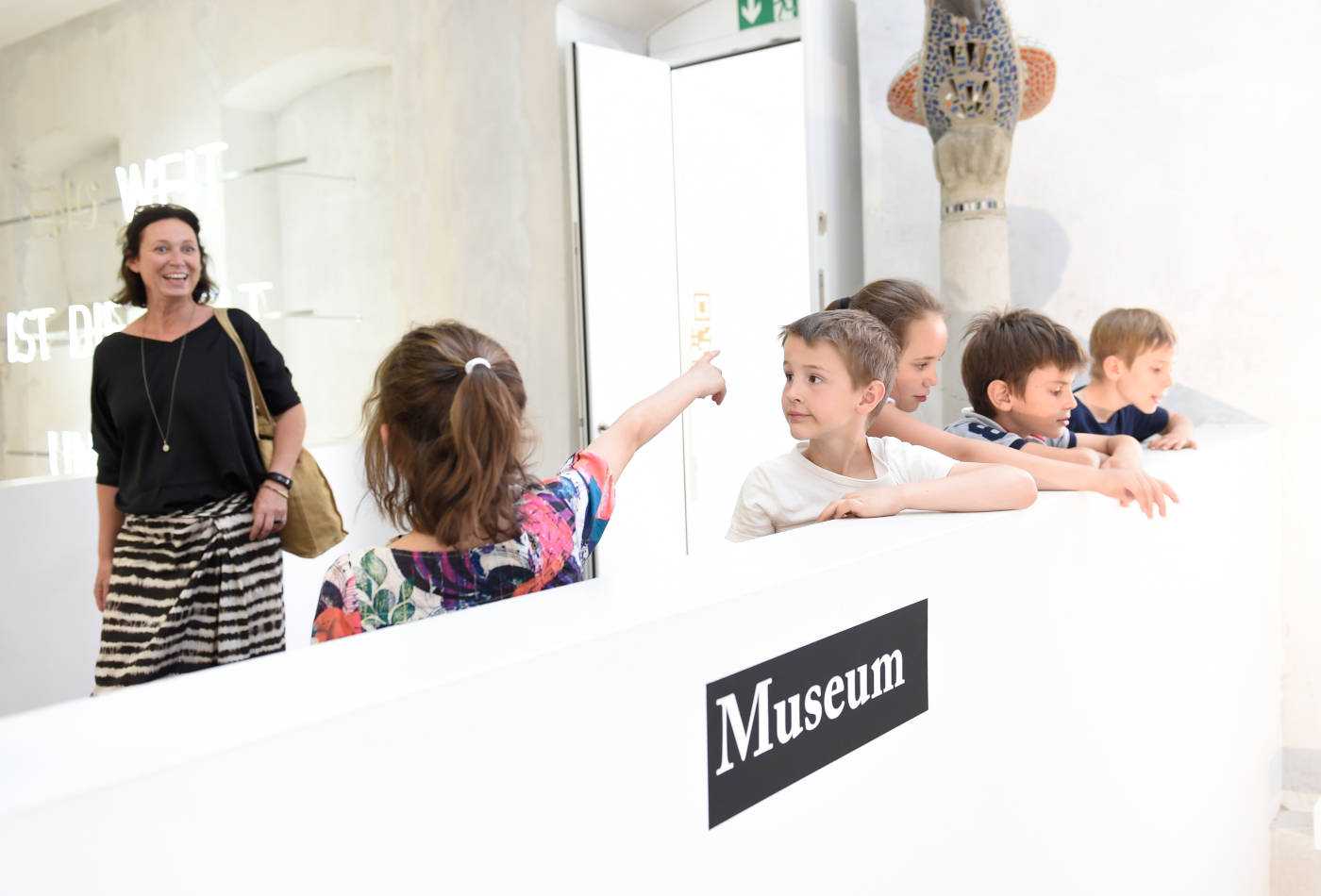 Blick auf eine Schulklasse auf der Museums-Empore